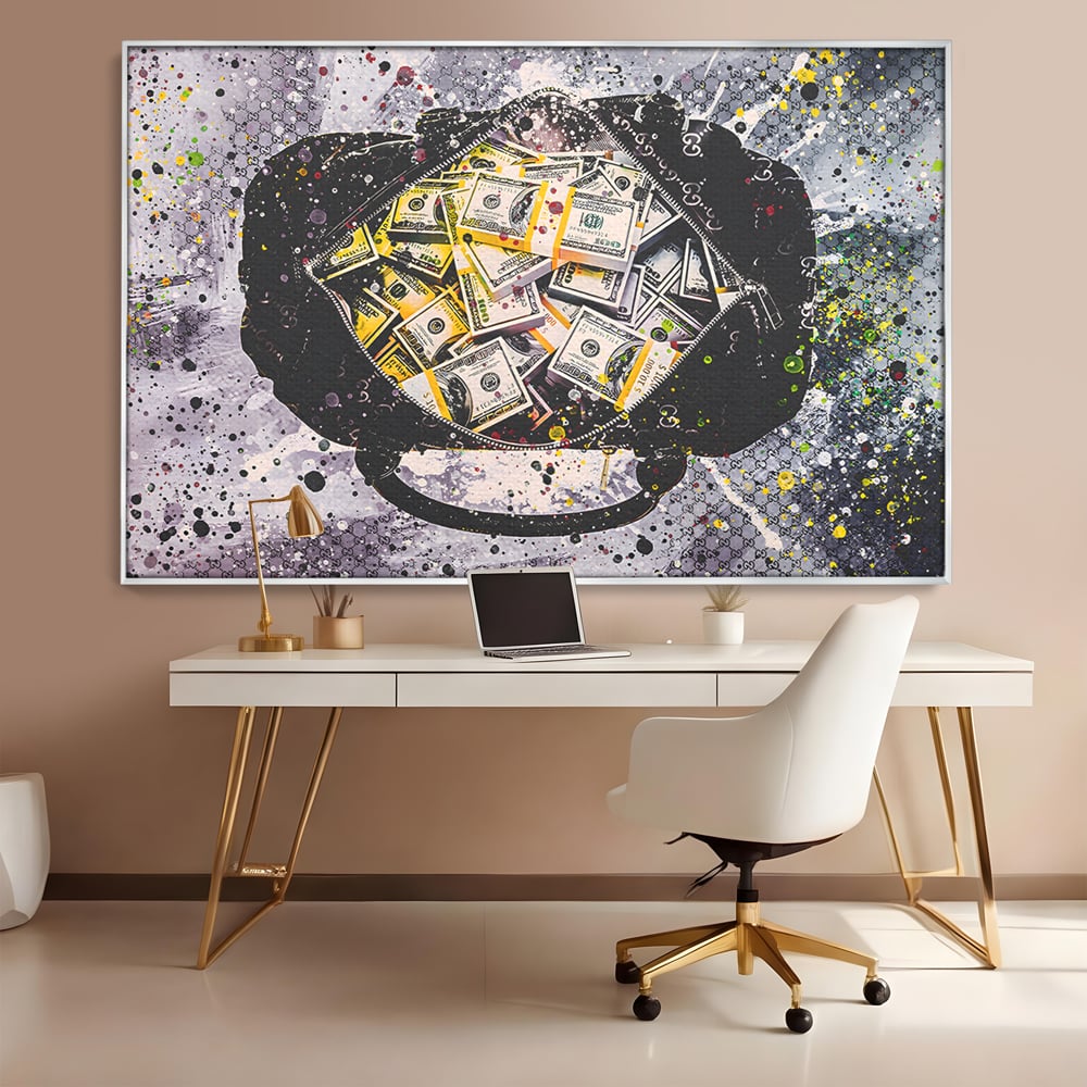 Tablou canvas cu pictura valiza plina cu dolari, in rama de aluminiu argintiu, pe perete intr-un birou